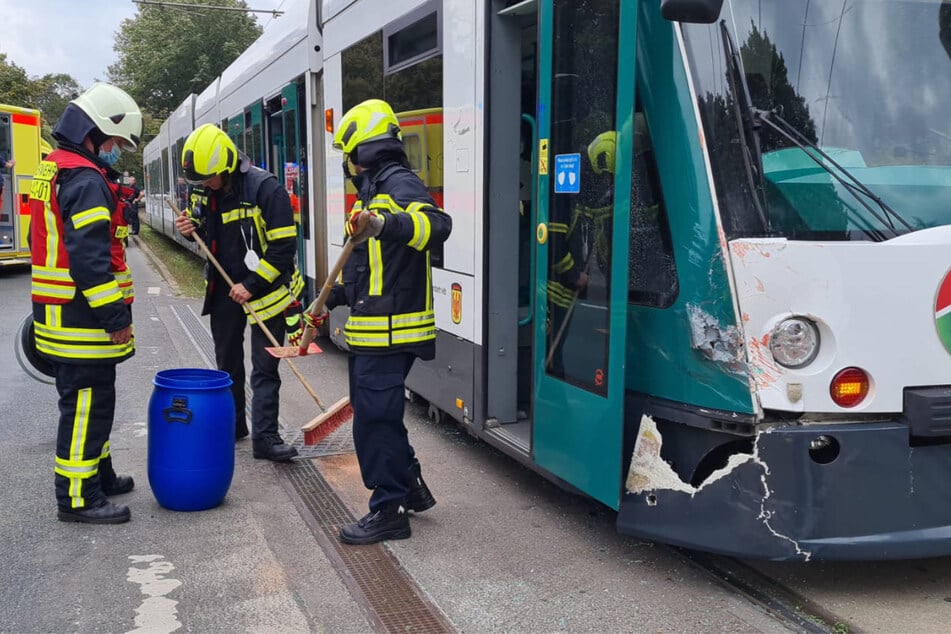 Einsatzkräfte der Feuerwehr räumten am Unfallort auf.