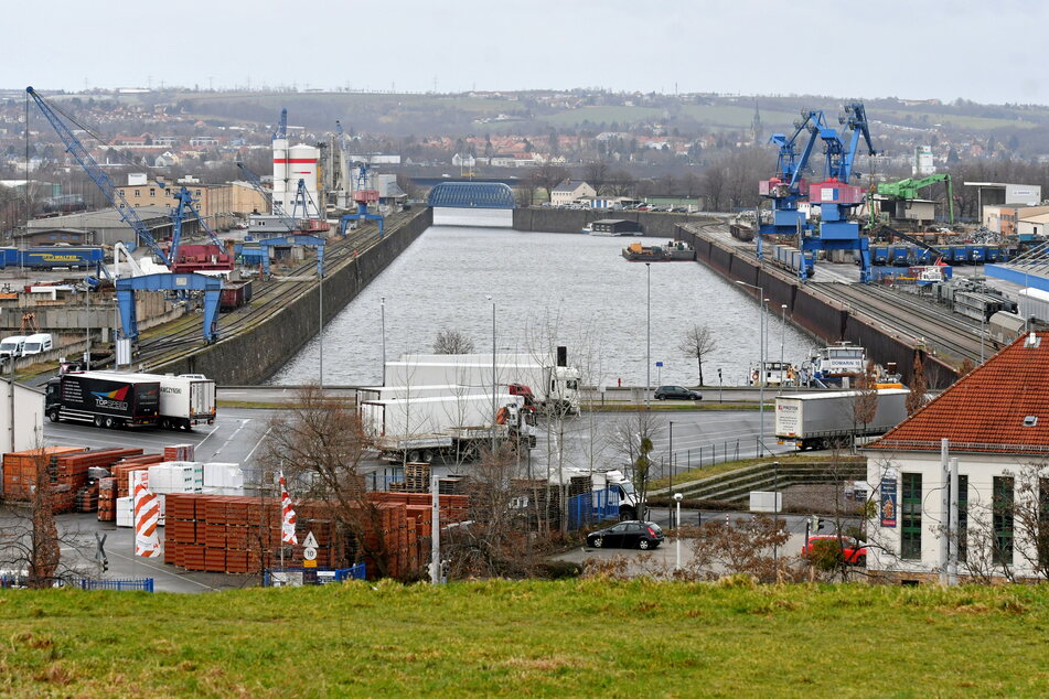 Am Dresdner Hafen floriert der Güter-Verkehr - allerdings nicht per Schiff.