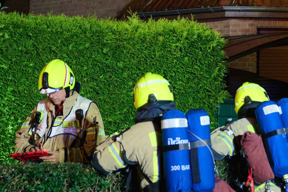 Die Brandbekämpfer mussten unter anderem eine brennende Hecke löschen. (Symbolfoto)