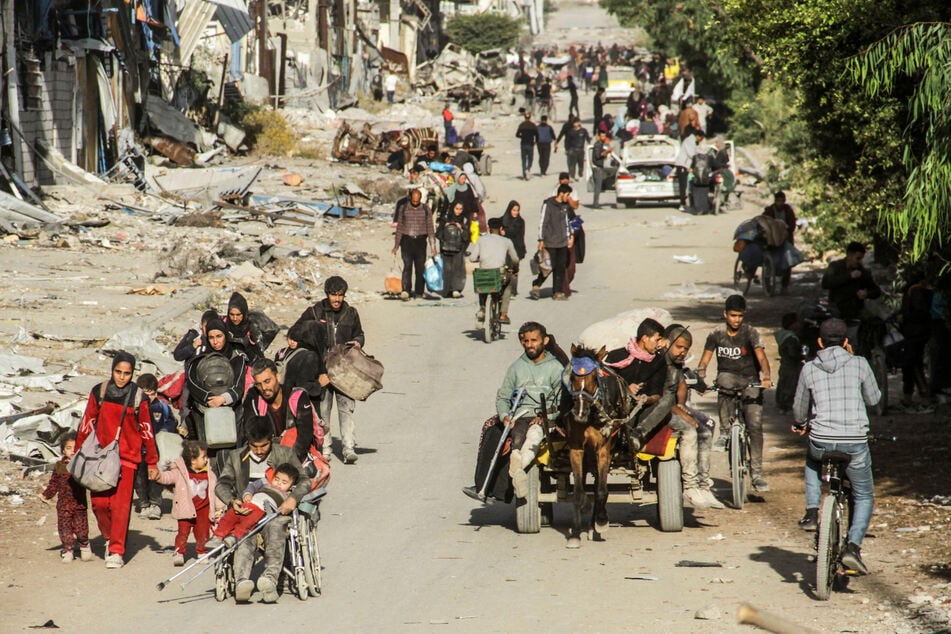 Palästinenser fliehen mit den wenigen Habseligkeiten, die sie tragen können, nach einer Militäroperation der israelischen Armee im nördlichen Teil von Gaza.