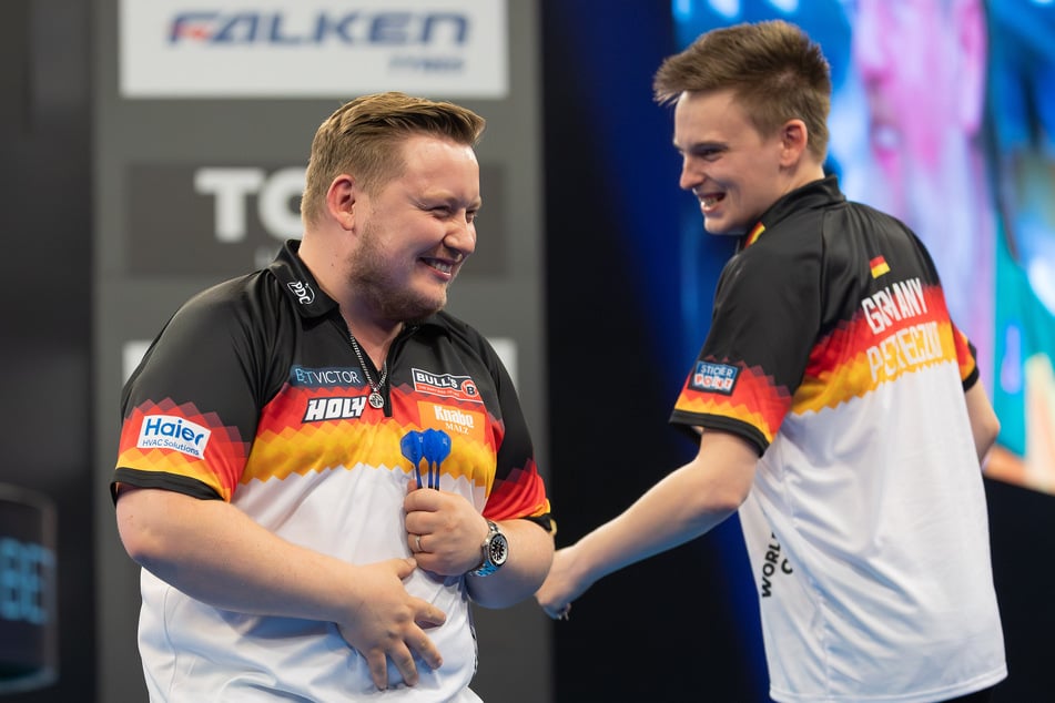 Martin Schindler (28, l.) und Ricardo Pietreczko (30) brillieren beim World Cup of Darts, das deutsche Publikum fällt aber nicht nur positiv auf.