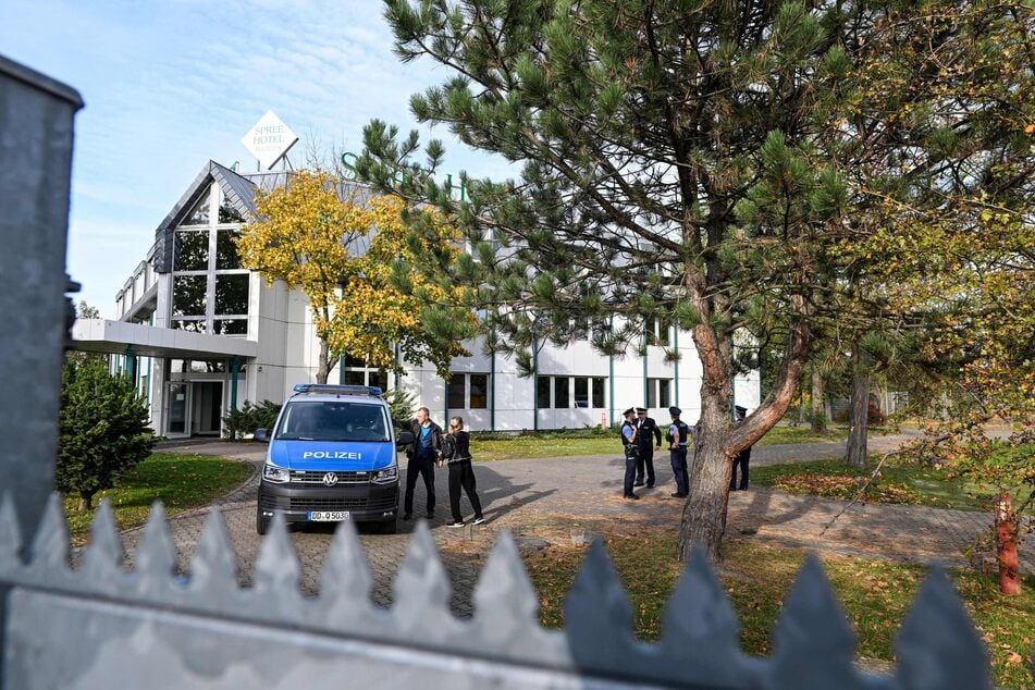 Nach dem Brandanschlag im Oktober 2022 rückten die Polizei und auch Sachsens Innenminister Armin Schuster (65, CDU) an.