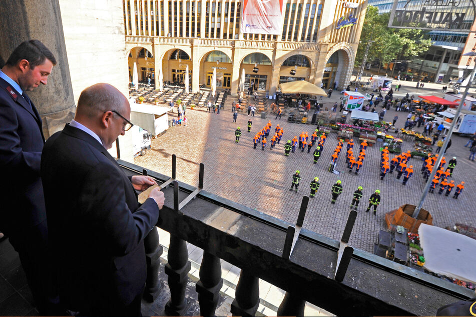 Jubel der Jugendfeuerwehr vor dem Rathaus: Darüber freuten sich Sven Schulze (r.) und Stadtjugendfeuerwehrwart Marcel Schumacher (32).