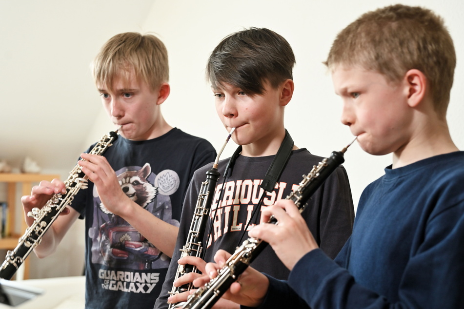 Niklas (12, v. l.), Theodor (11) und Jakob (11) hoffen, weiterhin miteinander musizieren zu können.