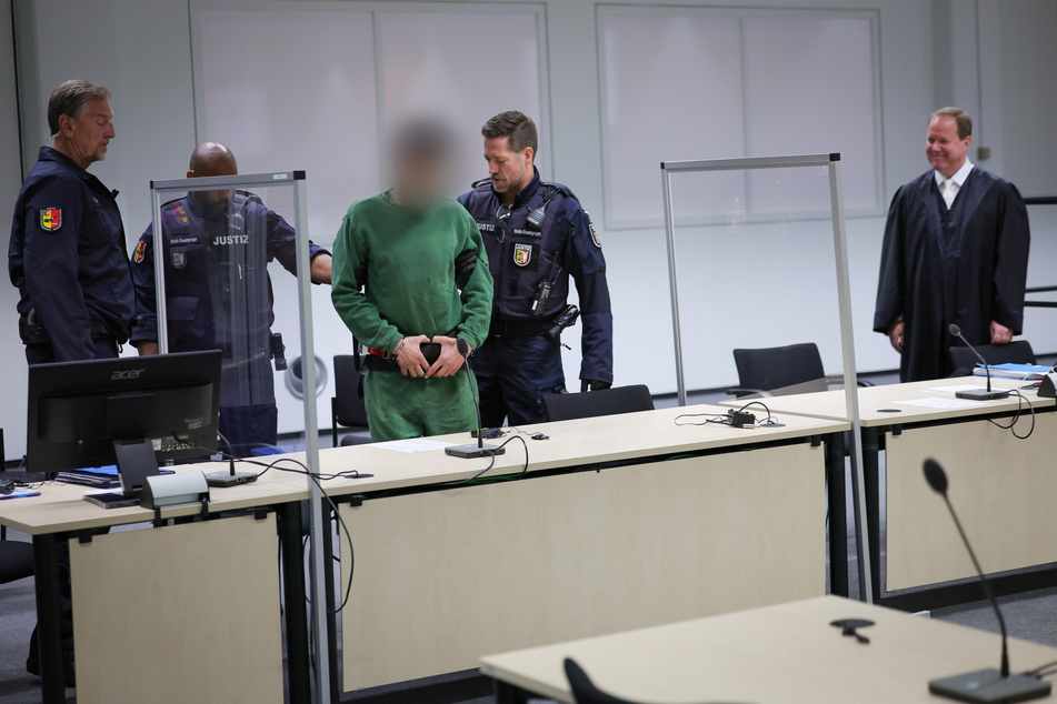 Ibrahim A. (34), Angeklagter im Prozess um die tödliche Messerattacke im Regionalzug im schleswig-holsteinischen Brokstedt, zu Prozessbeginn im Gerichtssaal im China Logistic Center.