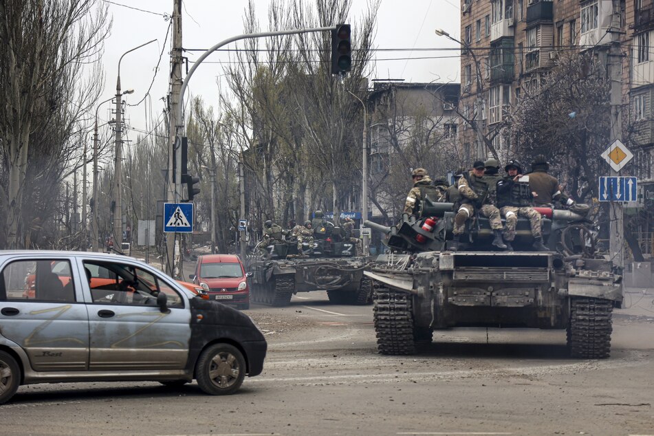 Russische Soldaten und Panzer in Mariupol: Die Armee von Wladimir Putin attackiert die Ukraine nach wie vor in zahlreichen Städten.