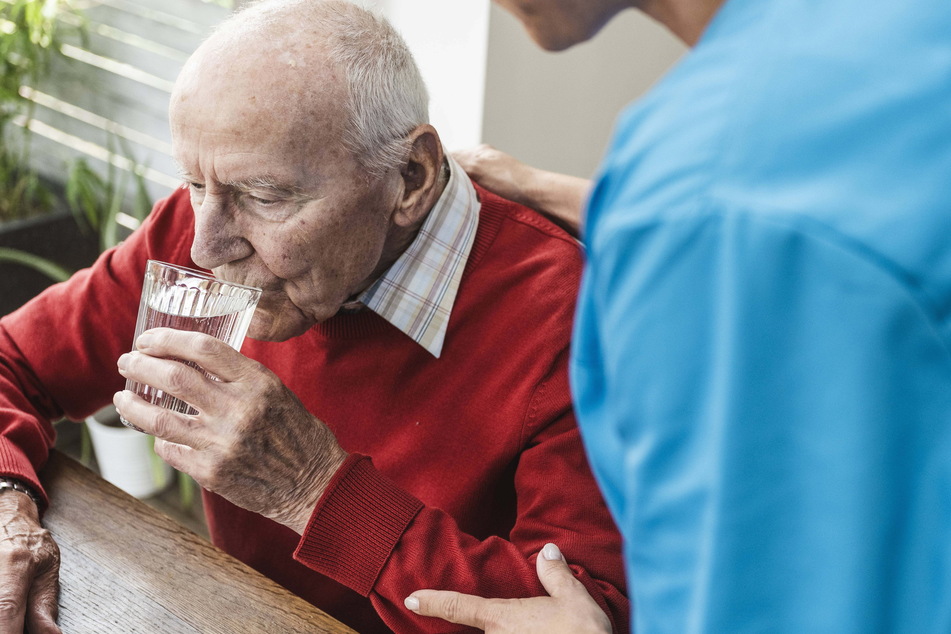 Viel trinken bei Hitze: Besonders Senioren müssen auf den Flüssigkeitshaushalt achten.