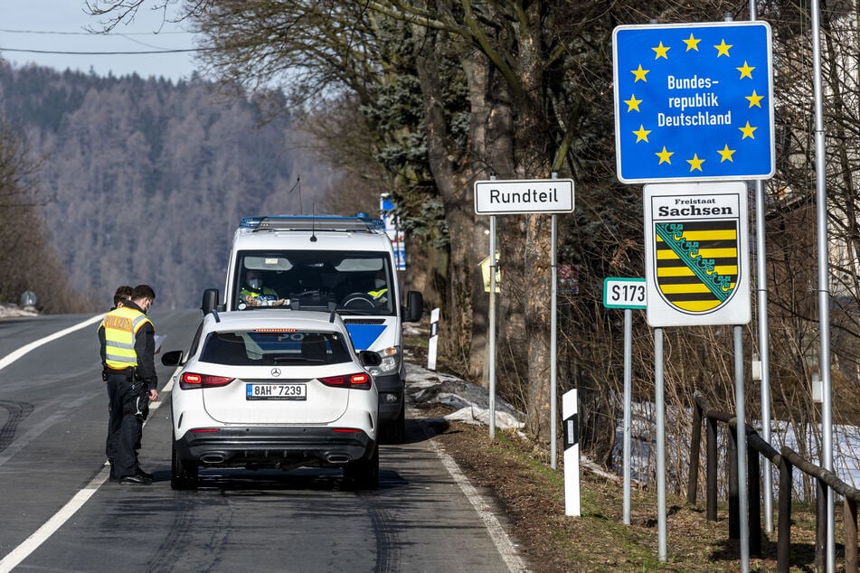 Deutsche Polizeibeamte kontrollieren ein Fahrzeug am tschechisch-deutschen Grenzübergang Petrovice/Bahratal im Erzgebirge.