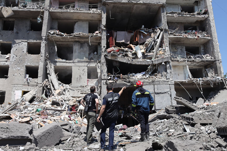 Menschenrechtsexperten der UN besuchen gemeinsam mit Rettern und Zivilisten Kriegsorte, wie dieses zerstörte Gebäude in Sergijewka, das im Juli durch eine Rakete zerstört wurde. Bei dem Angriff starben mindestens 18 Zivilisten.