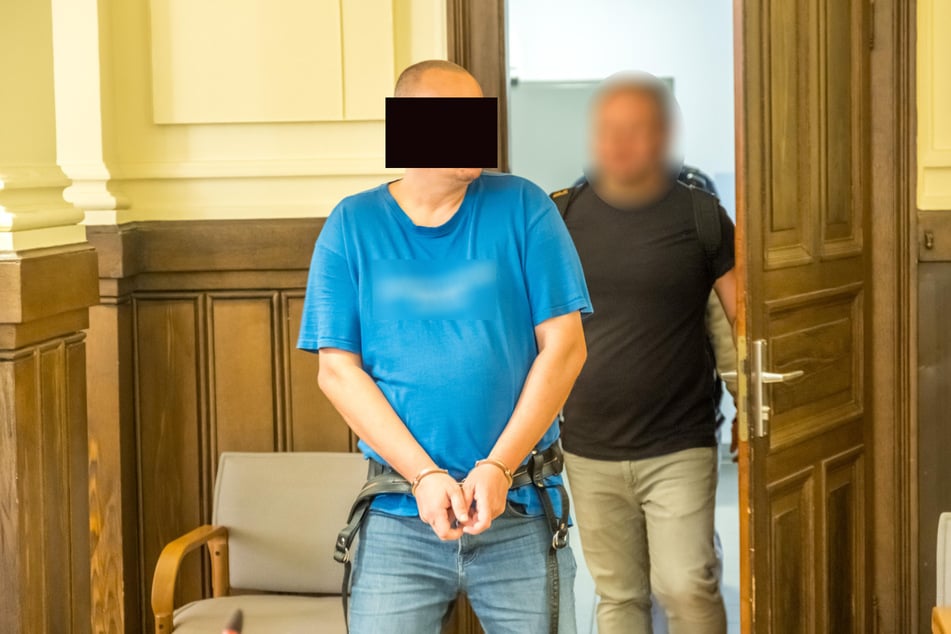 Mit Handschellen und Fußfesseln vorgeführt: Der wegen versuchten Totschlags Angeklagte Alexander K. (43).