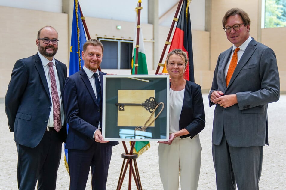 Ministerpräsident Michael Kretschmer (50, 2.v.l.), Finanzminister Christian Piwarz (50, l.) und Landwirtschaftsminister Georg-Ludwig von Breitenbuch (54, r.) bei der Schlüsselübergabe mit Landesstallmeisterin Kati Schöpke (45).