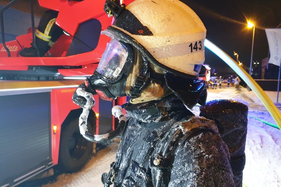 Die Feuerwehrleute kämpfen auch gegen die Eiseskälte.