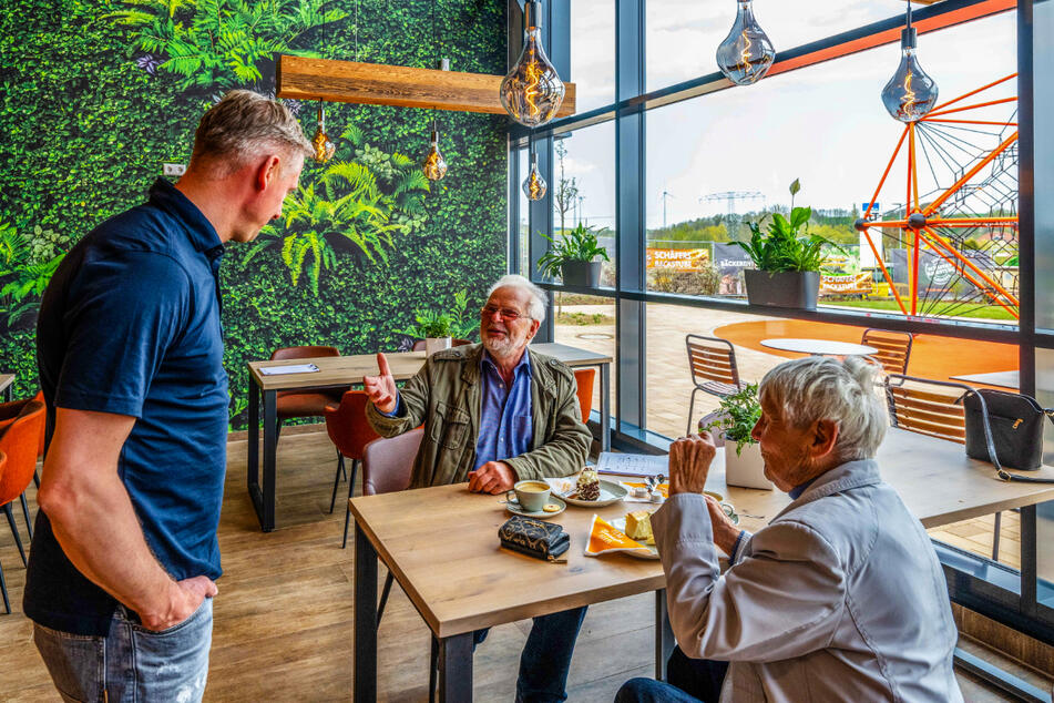 Joachim (72, M.) und Bärbel König (84) sind im Café von Schäfers neuer Backstube eingekehrt und halten einen Schwatz mit dem Handwerksmeister.