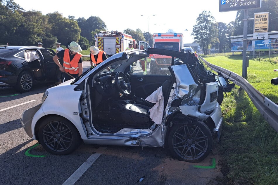 Ein Smart war am Freitagmorgen in einen Unfall auf dem Georg-Brauchle-Ring verwickelt.