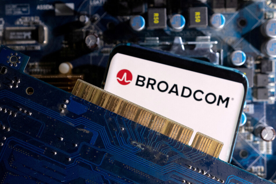 Apple has announced a multi-billion-dollar collaboration with tech firm Broadcom to manufacture US-made chips for 5G networks.