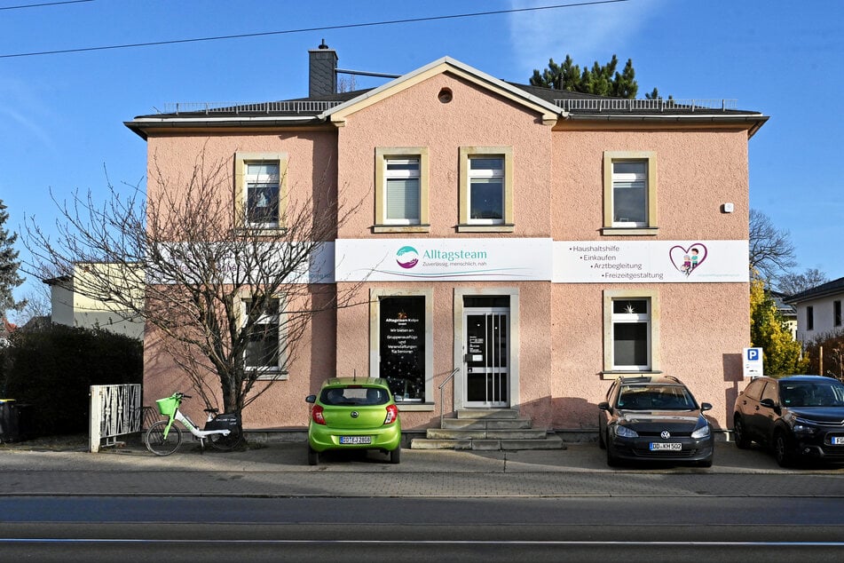 In diesem Haus an der Pirnaer Landstraße treffen sich Rentner, um gesellig schöne Stunden zu verbringen.