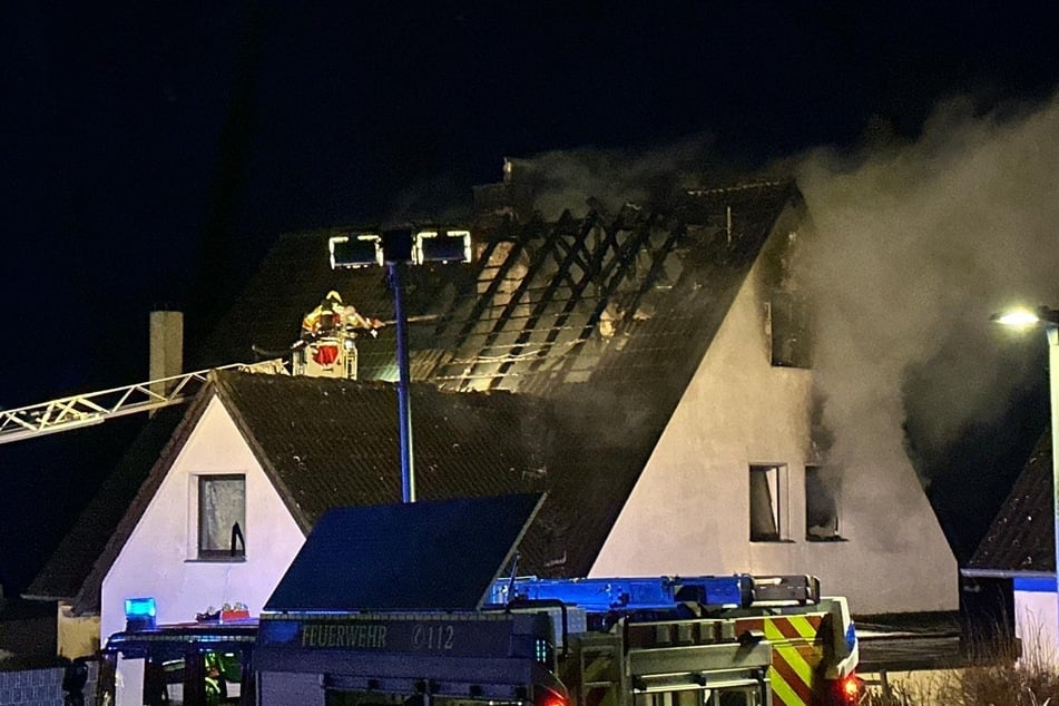 Das Mehrfamilienhaus ist vorerst unbewohnbar. Verletzt wurde bei dem Brand niemand.