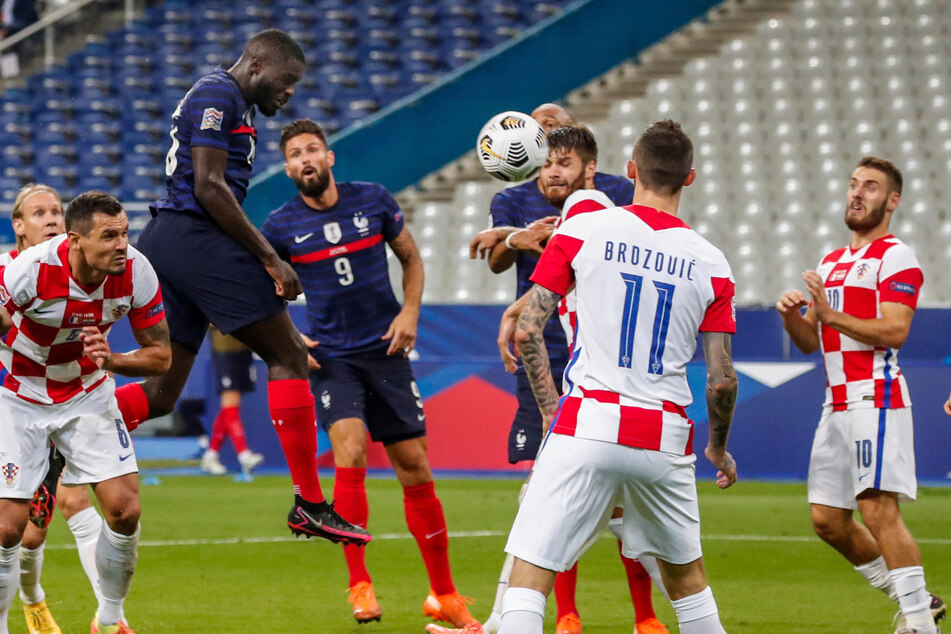 Dayot Upamecano (2.v.l.) köpft das Tor zum zwischenzeitlichen 3:1 für Frankreich.