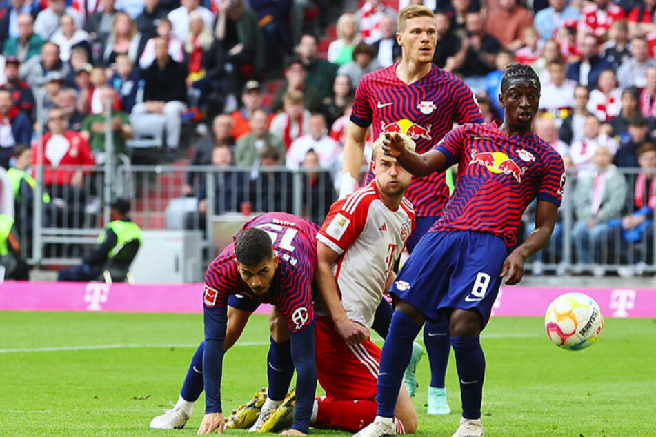 Im letzten Duell gewann RB Leipzig beim FC Bayern München mit 3:1. Seitdem haben neben André Silva (27, l.) und Marcel Halstenberg (2.v.r.) ...