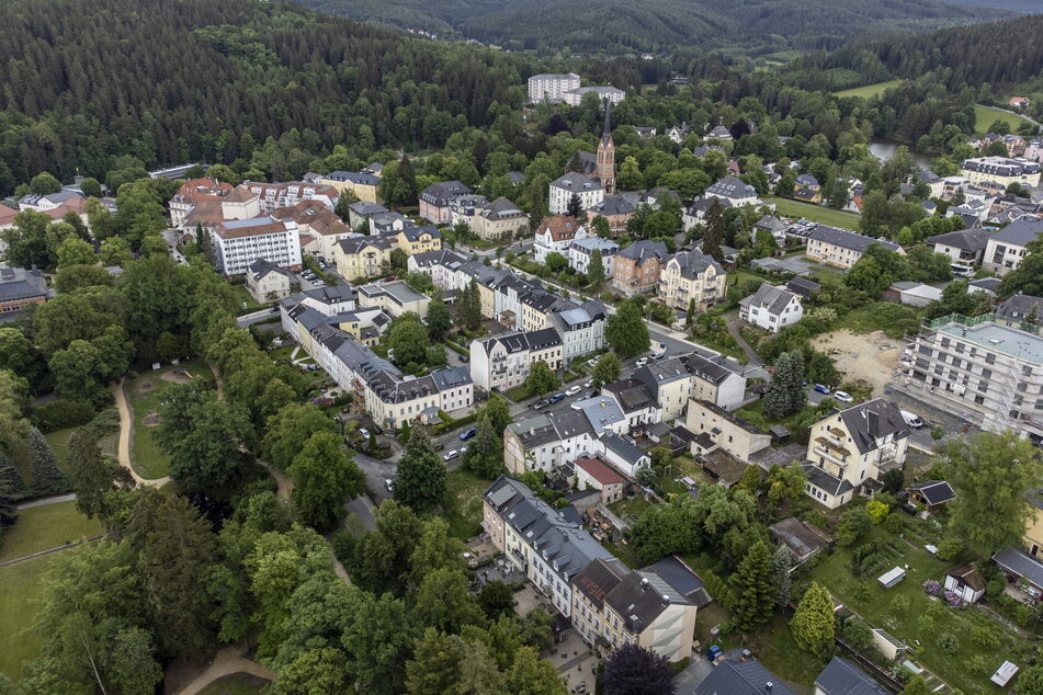 Blick auf Bad Elster. Der Ort lebt vom Gesundheitstourismus und der Heilkraft seiner Quellen.