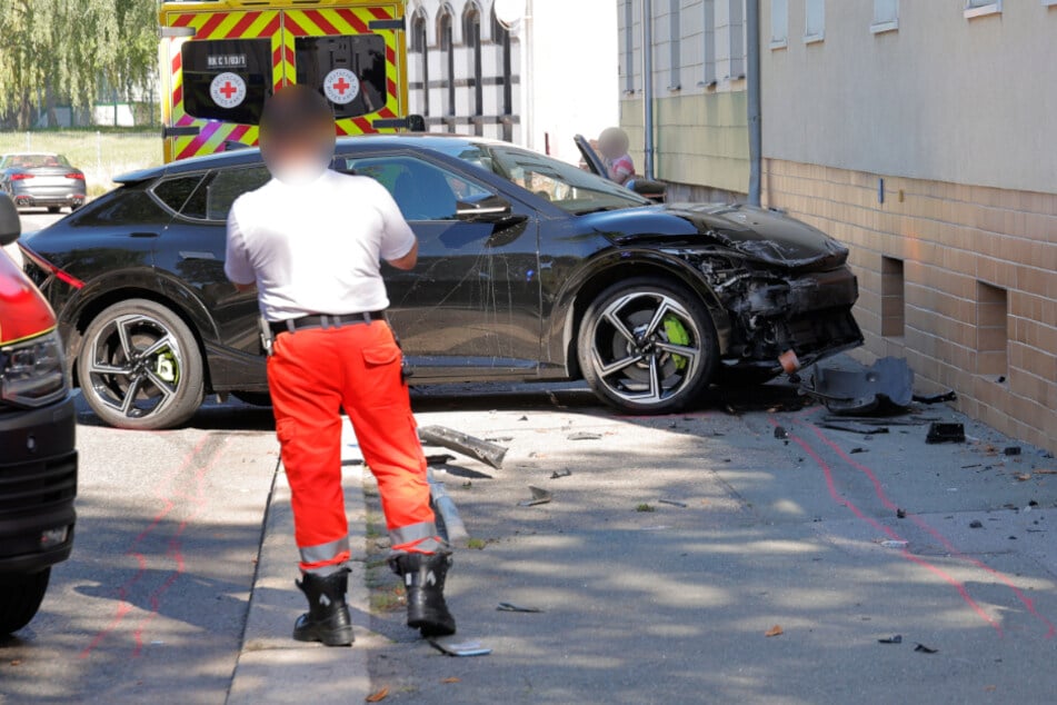 Unfall in Chemnitz: Kia kracht gegen Hauswand