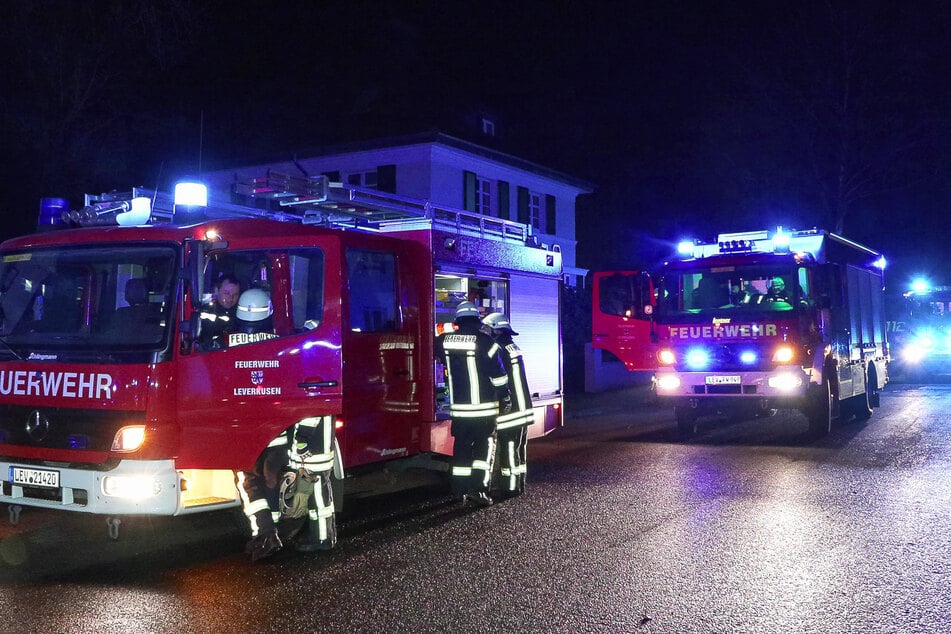 Die Feuerwehr war am Sonntagabend mit zahlreichen Kräften in der Miselohestraße in Leverkusen Opladen im Einsatz.