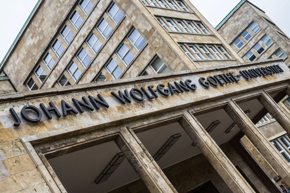 Der Schriftzug "Johann Wolfgang Goethe-Universität" ist auf dem Campus Westend in Frankfurt über dem Eingang zum Hauptgebäude zu lesen.