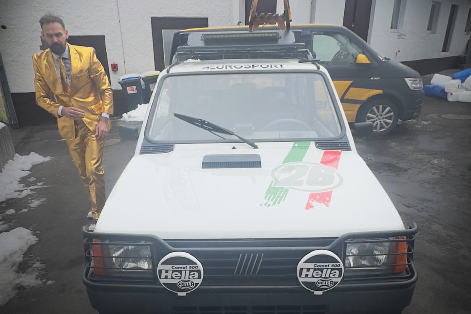 Der Kofferraum ist voll Saft - Michael Rösch kann losfahren.