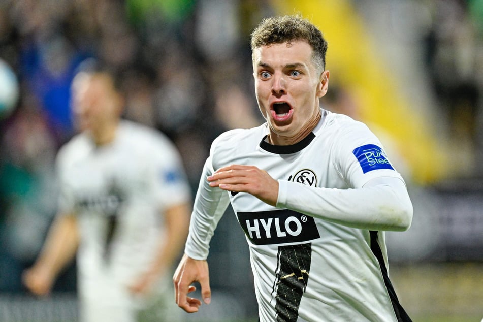 Fisnik Asllani von der SV Elversberg jubelte bereits - sein Treffer zum vermeintlichen 2:1 wurde allerdings letztlich aberkannt.