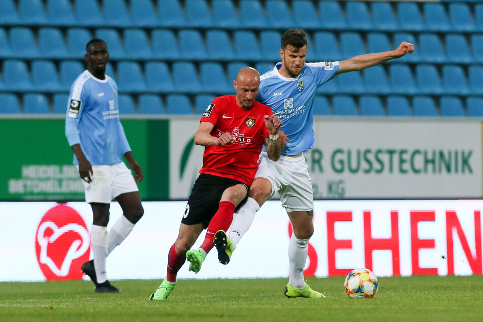 Dejan Bozic (r., gegen gegen den Großaspacher Matthias Morys) traf in der Regionalliga 21 Mal für den CFC, in der 3. Liga stehen für ihn aber erst vier Tore zu Buche. Platzt der Knoten ausgerechnet in der finalen Saisonphase?