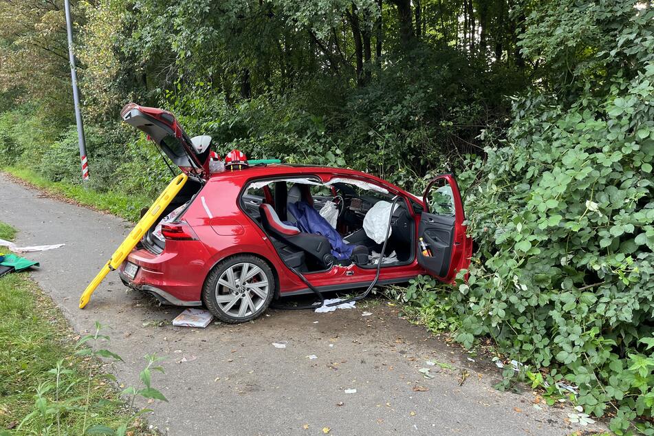Der rote VW ist nach dem Unfall und der Rettungsaktion schrottreif.
