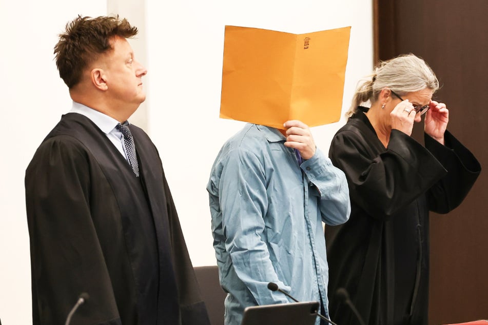 Ein Mann (51, M.) muss sich in Nürnberg wegen Mordes vor der 5. Strafkammer des Landgerichts Nürnberg-Fürth verantworten.