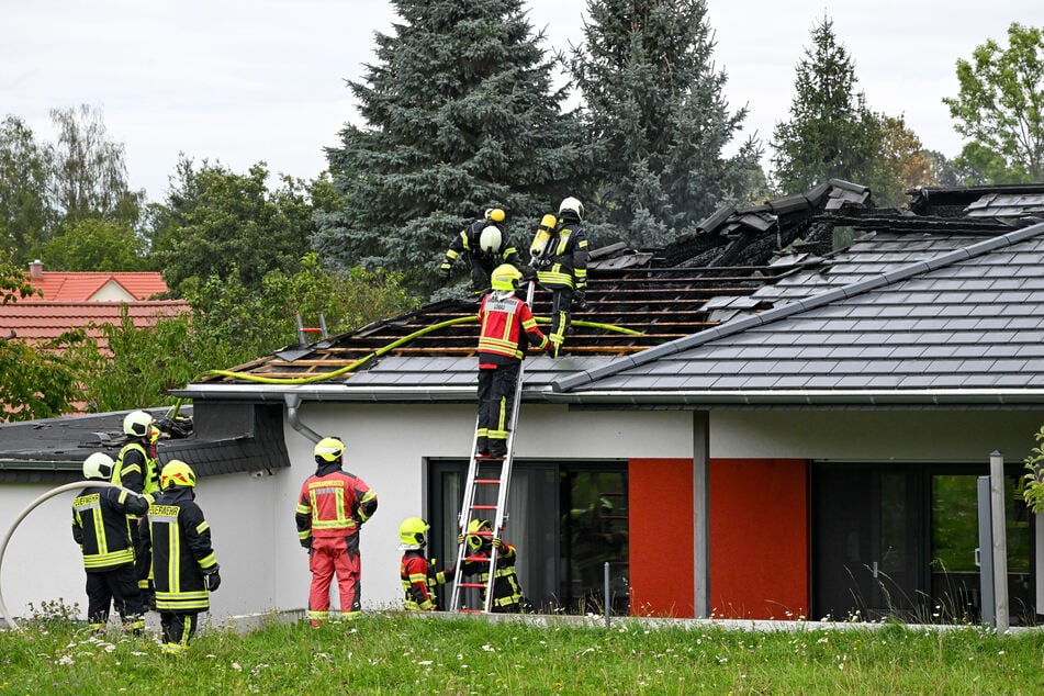 Ein Mülltonnenbrand hat auf den Dachstuhl übergegriffen.