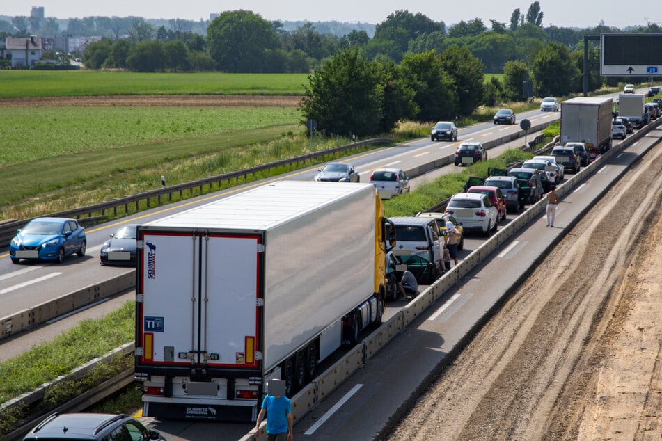 Auf mehreren Kilometern steckten Autofahrer bei sengender Hitze in ihren Fahrzeugen fest.