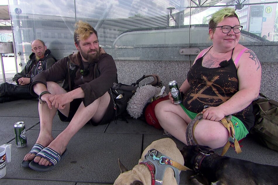 V.l.n.r.: Opi (51), Paddy (39) und Lausi (33) schnorren am Grazer Hauptbahnhof.