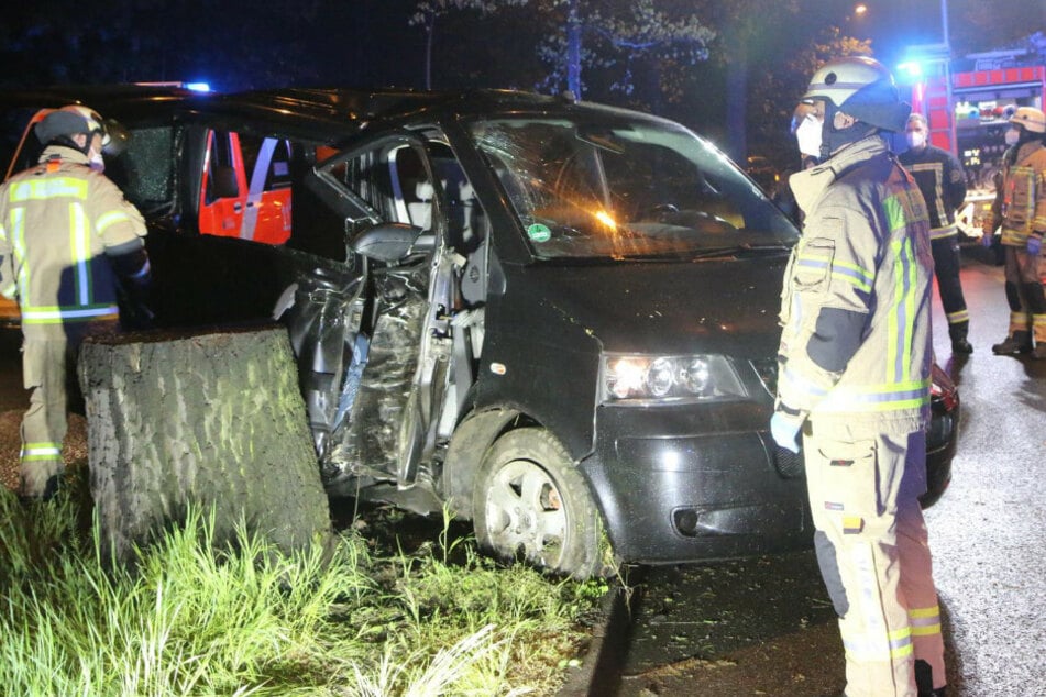 VW-Bus kracht in Baumkrone: Zwei Verletzte
