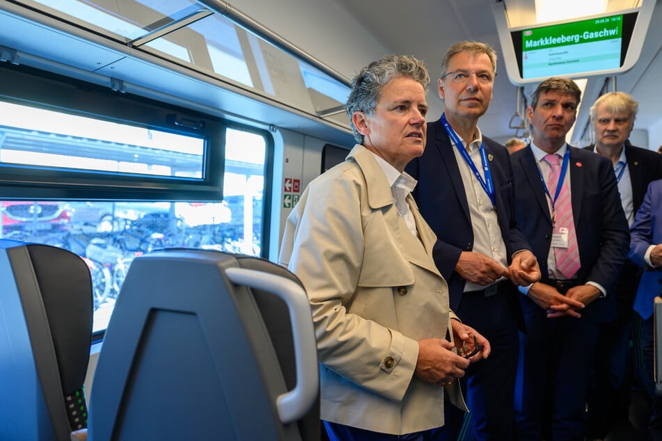 Lydia Hüskens (62, FDP, l.) befürwortet den Einsatz der neuen Fahrzeuge.