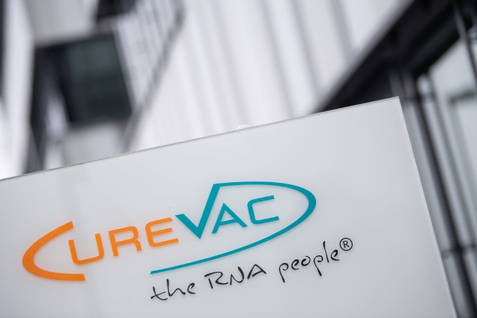 Tübingen: Das Logo des Biotech-Unternehmen CureVac steht an der Unternehmenszentrale.