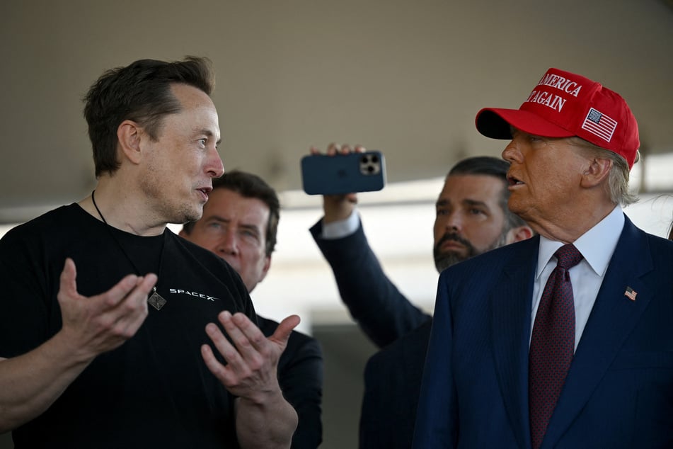 President Donald Trump (r.) claimed Elon Musk (l.) would help uncover government fraud worth billions of dollars.