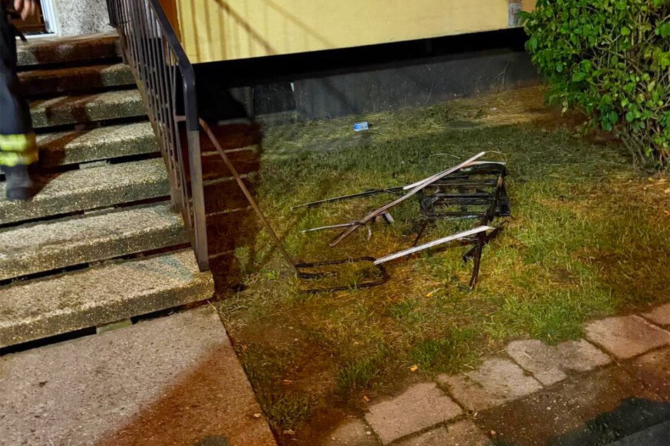 Von dem Kinderwagen blieb nicht mehr viel übrig.