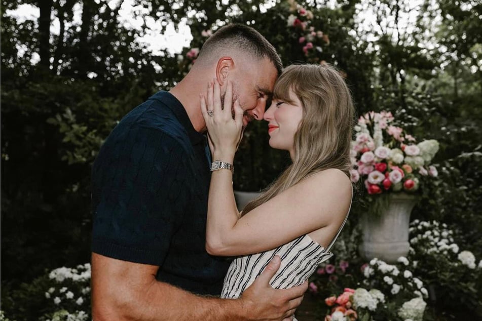 Taylor Swift (r.) and Travis Kelce announced their engagement in August.