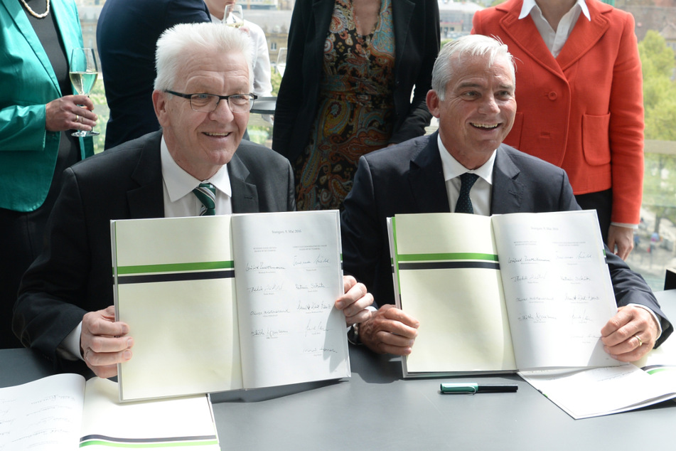 Mai 2016: Winfried Kretschmann (l.) und Thomas Strobel präsentieren den unterschriebenen Koalitionsvertrag für die bundesweit erste grün-schwarze Landesregierung in Baden-Württemberg.