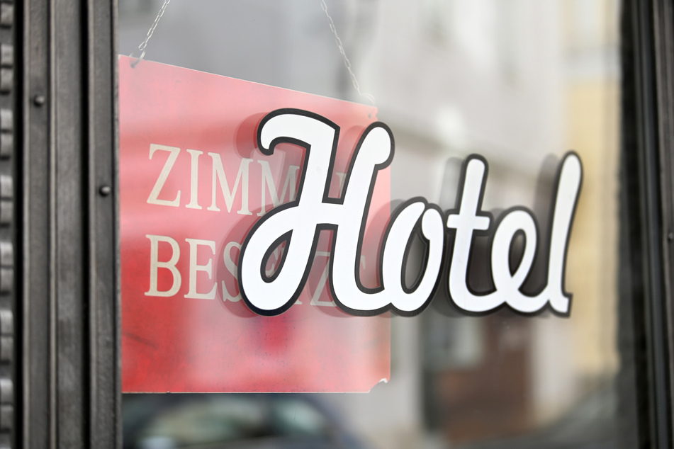 Im größten deutschen Bundesland ist derzeit in Hotels, Pensionen, Jugendherbergen bei der Anreise ein Negativtest erforderlich, der nicht älter als 48 Stunden sein darf.
