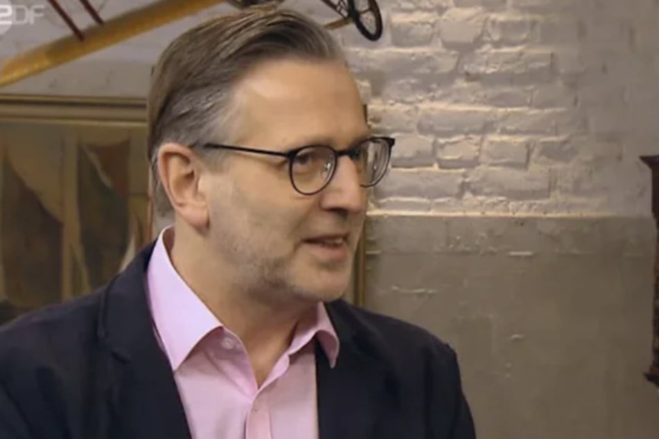 "Bares für Rares"-Experte Detlev Kümmel (57) erkennt die Seltenheit des Verkaufsobjekts sofort.