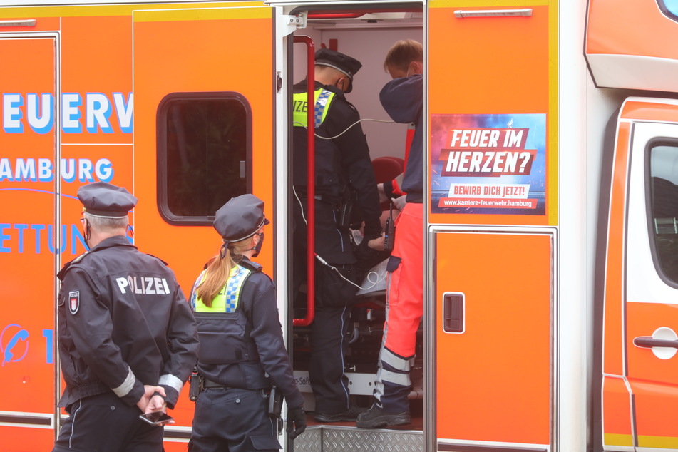Der verletzte Schütze wird in einem Rettungswagen behandelt.