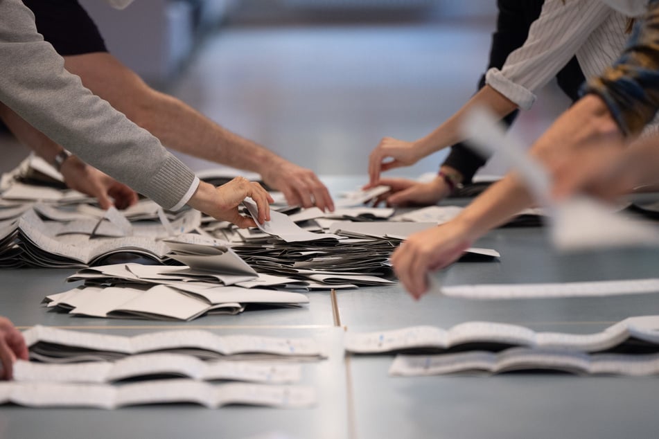 Wahlhelfer sorgen in den Wahllokalen für einen reibungslosen Ablauf und zählen die Stimmen aus. (Symbolbild)