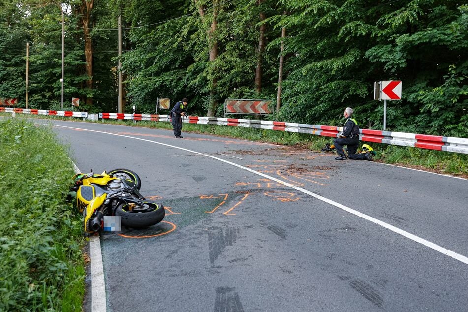 Durch Markierungen auf der Fahrbahn versuchen die Beamten nachzuvollziehen, wie es zu dem Unfall gekommen ist.