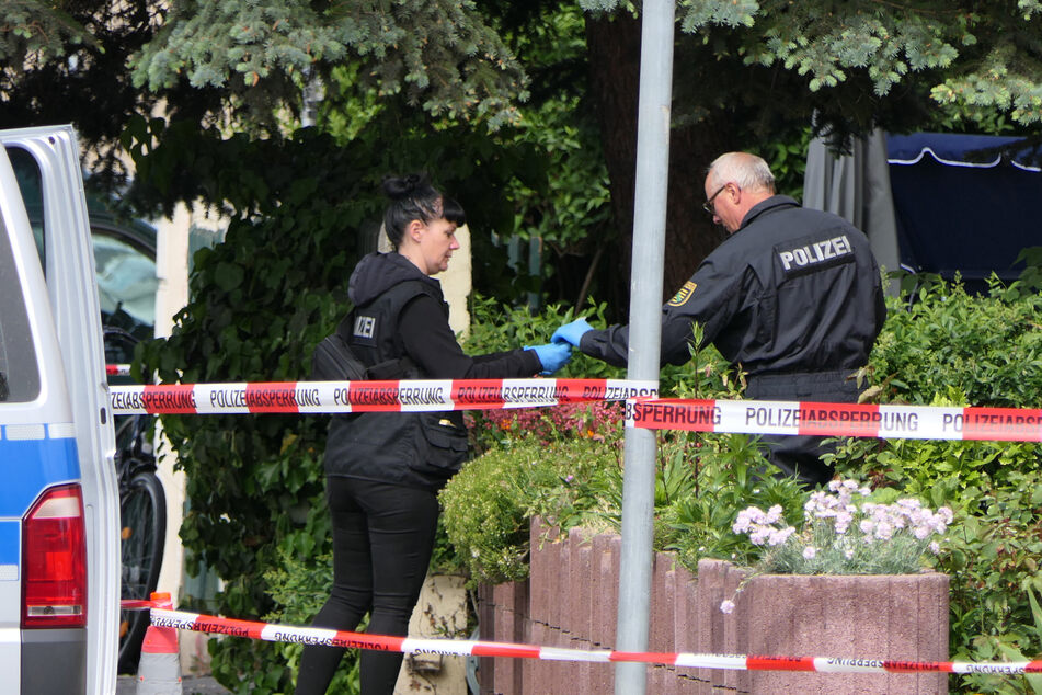 Kriminaltechniker sichern nach der Messerstecherei am Tatort Spuren.