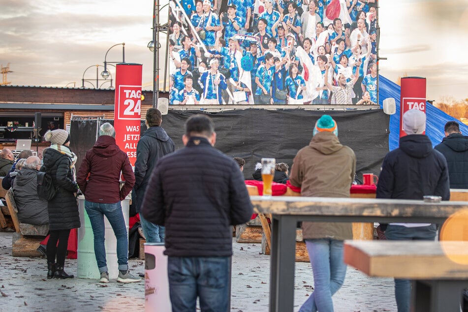 Public Viewing in Magdeburg: Strandbar zwischen Glühwein und Fußball-Fieber