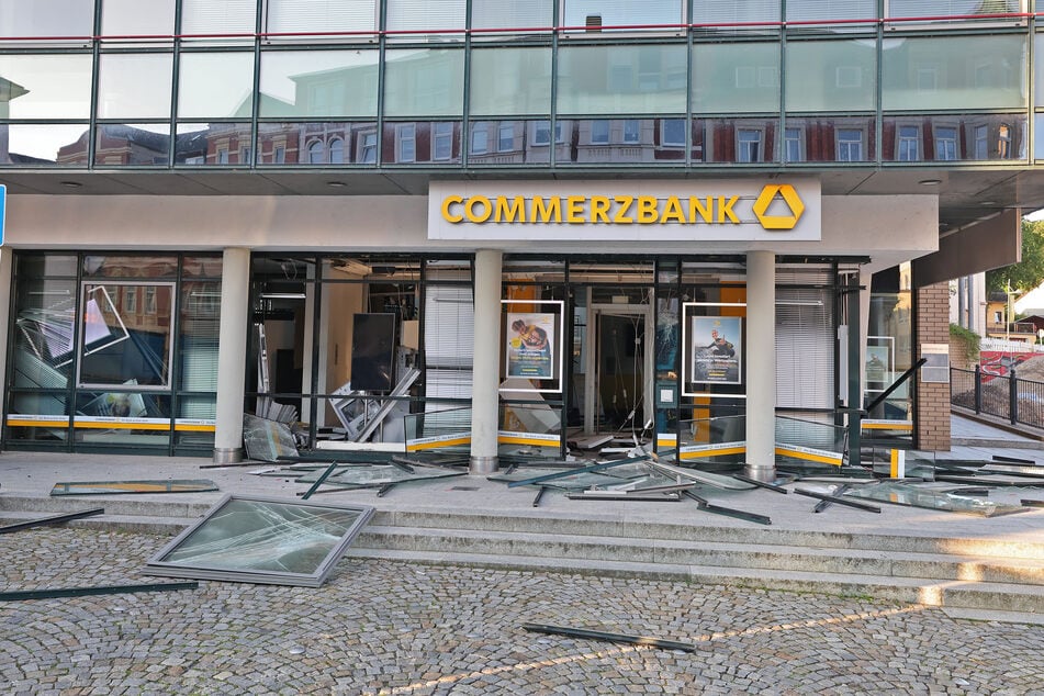 Ein Ort der Verwüstung: Unbekannte sprengten am Freitagmorgen einen Geldautomaten in Limbach-Oberfrohna.